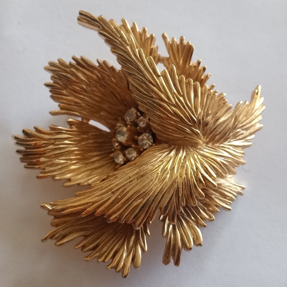 Trifari Textured 3D Gold Tone Rhinestones Center Leaf Design Signed VTG Brooch - Picture 11 of 16